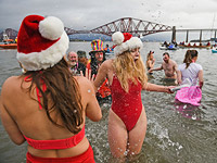 Новогодние заплывы-маскарады в Шотландии и Германии. Фоторепортаж