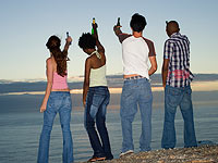 В Новой Зеландии друзья построили остров, чтобы обойти запрет на употребление алкоголя в новогоднюю ночь