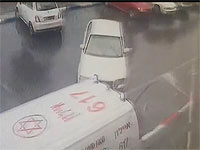 Житель Бат-Яма, лишенный прав, пьяным сел за руль и врезался в амбуланс. ВИДЕО