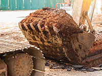 Рабочего завалило грудой земли в Иерусалиме