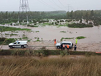 Возле Хадеры пожарные спасли водителя и пассажира затонувшей машины