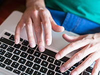 Житель Ашдода, публиковавший в соцсетях обвинения в коррупции, приговорен к выплате 400.000 шекелей компенсации