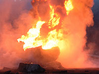 Горящий у побережья Китая танкер может взорваться и затонуть
