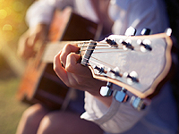 Британскую исполнительницу антисемитских песен обвинили в оскорблении памяти жертв Холокоста