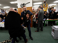 В Праге президенту Земану помешала голосовать секстремистка FEMEN  
