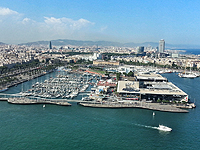 В порту Барселоны паром столкнулся с круизным лайнером