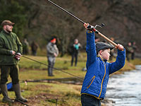 С волынками и барабанами: в Шотландии открылся сезон ловли лосося. Фоторепортаж
