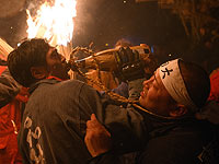 Фестиваль огня в Японии: битва мужчин 