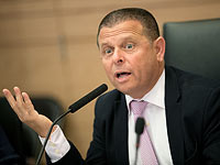 Эйтан Кабель подозревается в заключении сделки с Арноном Мозесом