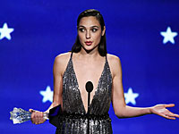 Американка отказалась принять награду Revlon, лицом которой является Галь Гадот