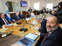 На переднем плане справа: глава МВД Арье Дери. Заседание правительства Израиля. 21 января 2018 года