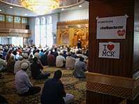 Британский имам бросил жену ради юной девушки и лишился поста