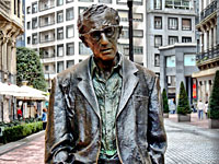 Испанские феминистки требуют снести статую Вуди Аллена в Овьедо