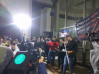 Михаил Вейцман, один из организаторов протестов в Ашдоде (в центре)