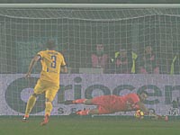 Буффон парировал пенальти после удара бывшего харьковчанина. 
