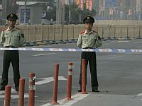 В Шанхае автофургон врезался в ограду кофейни, 18 пострадавших