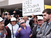 Группа переживших Катастрофу людей провела демонстрацию протеста возле посольства Польши