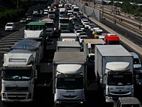 Водители грузовиков парализуют движение на участке шоссе Аялон в районе развязки Глилот
