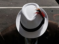 Супруги из Сиднея раздают одежду