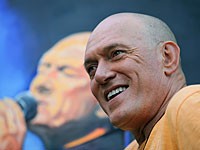 Певец Шломи Шабат госпитализирован с подозрением на воспаление легких