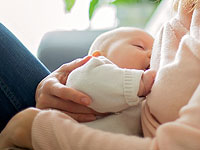 Женщина-трансгендер впервые смогла кормить ребенка грудью