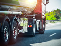 Таможня ОАЭ нашла нелегалов в цементовозе