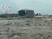 Автобус с украинскими туристами застрял в ручье Цеелим. ВИДЕО