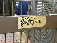 На входе в посольство Польши в Тель-Авиве были нарисованы свастики