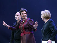 Мири Регев прочла на сцене