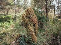 Снайперы подразделения по борьбе с террором демонстрируют навыки незаметности. ФОТО